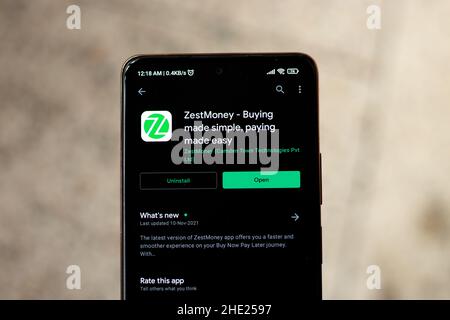 West Bangal, Indien - 7. Januar 2022 : ZestMoney-Logo auf Telefonbildschirm Stock Bild. Stockfoto