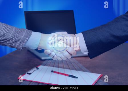 Hände Schütteln Vertrag Unterzeichnen Entsperren Neuer Futuristischer Technologien. Palm Holding Lösungsfindung Für Späte Innovative Virtuelle Ideen. Stockfoto
