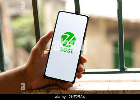 West Bangal, Indien - 7. Januar 2022 : ZestMoney-Logo auf Telefonbildschirm Stock Bild. Stockfoto