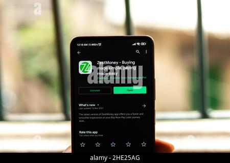 West Bangal, Indien - 7. Januar 2022 : ZestMoney-Logo auf Telefonbildschirm Stock Bild. Stockfoto