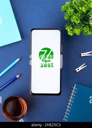 West Bangal, Indien - 7. Januar 2022 : ZestMoney-Logo auf Telefonbildschirm Stock Bild. Stockfoto