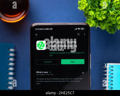 West Bangal, Indien - 7. Januar 2022 : ZestMoney-Logo auf Telefonbildschirm Stock Bild. Stockfoto