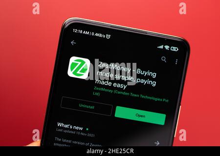 West Bangal, Indien - 7. Januar 2022 : ZestMoney-Logo auf Telefonbildschirm Stock Bild. Stockfoto
