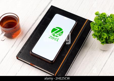 West Bangal, Indien - 7. Januar 2022 : ZestMoney-Logo auf Telefonbildschirm Stock Bild. Stockfoto