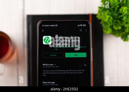 West Bangal, Indien - 7. Januar 2022 : ZestMoney-Logo auf Telefonbildschirm Stock Bild. Stockfoto