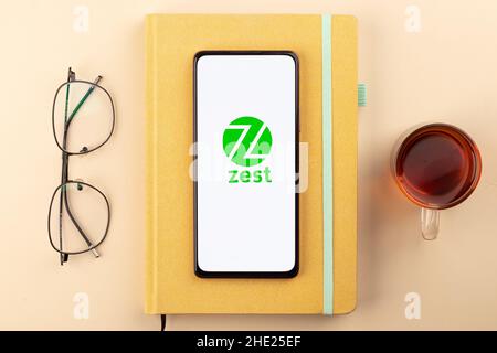 West Bangal, Indien - 7. Januar 2022 : ZestMoney-Logo auf Telefonbildschirm Stock Bild. Stockfoto