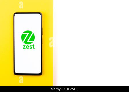 West Bangal, Indien - 7. Januar 2022 : ZestMoney-Logo auf Telefonbildschirm Stock Bild. Stockfoto