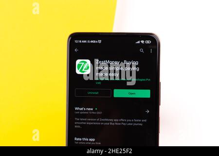 West Bangal, Indien - 7. Januar 2022 : ZestMoney-Logo auf Telefonbildschirm Stock Bild. Stockfoto