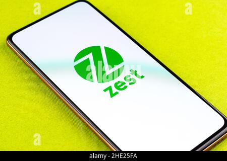 West Bangal, Indien - 7. Januar 2022 : ZestMoney-Logo auf Telefonbildschirm Stock Bild. Stockfoto