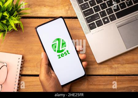 West Bangal, Indien - 7. Januar 2022 : ZestMoney-Logo auf Telefonbildschirm Stock Bild. Stockfoto