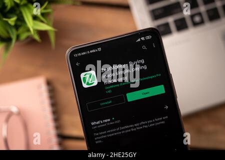 West Bangal, Indien - 7. Januar 2022 : ZestMoney-Logo auf Telefonbildschirm Stock Bild. Stockfoto