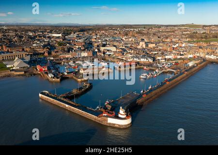 Luftaufnahme von der Drohne des Hafens von Arbroath in Angus, Schottland. VEREINIGTES KÖNIGREICH Stockfoto