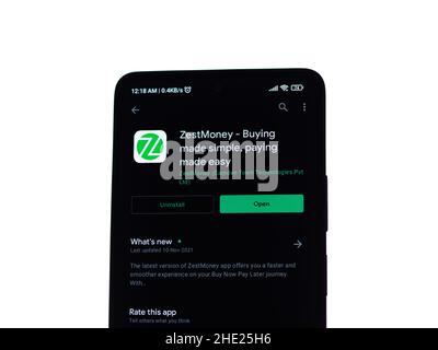 West Bangal, Indien - 7. Januar 2022 : ZestMoney-Logo auf Telefonbildschirm Stock Bild. Stockfoto