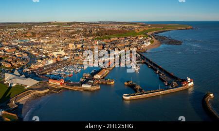 Luftaufnahme von der Drohne des Hafens von Arbroath in Angus, Schottland. VEREINIGTES KÖNIGREICH Stockfoto