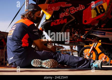 KTM Factory-Teammechaniker, Mecanicien beim Ruhetag der Rallye Dakar 2022 am 8th 2022. Januar in Riad, Saudi-Arabien - Foto Julien Delfosse / DPPI Stockfoto