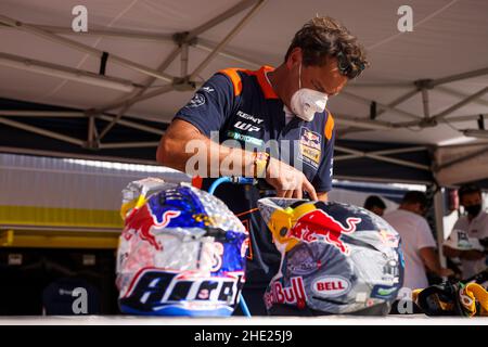 KTM Factory-Teammechaniker, Mecanicien beim Ruhetag der Rallye Dakar 2022 am 8th 2022. Januar in Riad, Saudi-Arabien - Foto Julien Delfosse / DPPI Stockfoto