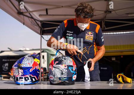 KTM Factory-Teammechaniker, Mecanicien beim Ruhetag der Rallye Dakar 2022 am 8th 2022. Januar in Riad, Saudi-Arabien - Foto Julien Delfosse / DPPI Stockfoto