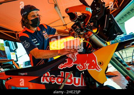 KTM Factory-Teammechaniker, Mecanicien beim Ruhetag der Rallye Dakar 2022 am 8th 2022. Januar in Riad, Saudi-Arabien - Foto Julien Delfosse / DPPI Stockfoto