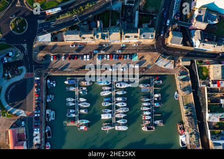 Luftaufnahme von der Drohne des Hafens von Arbroath in Angus, Schottland. VEREINIGTES KÖNIGREICH Stockfoto