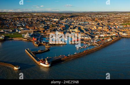 Luftaufnahme von der Drohne des Hafens von Arbroath in Angus, Schottland. VEREINIGTES KÖNIGREICH Stockfoto