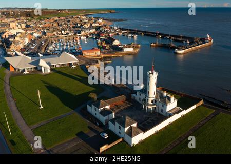 Luftaufnahme von der Drohne des Hafens von Arbroath und Signal Tower Museum in Angus, Schottland. VEREINIGTES KÖNIGREICH Stockfoto