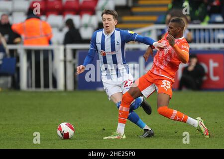 HARTLEPOOL, GROSSBRITANNIEN. JAN 8th Tom Crawford von Hartlepool United wird am Samstag, den 8th. Januar 2022, von Dujon Sterling aus Blackpool während des FA Cup-Spiels zwischen Hartlepool United und Blackpool im Victoria Park, Hartlepool, gefoult. (Kredit: Mark Fletcher | MI News) Kredit: MI Nachrichten & Sport /Alamy Live News Stockfoto