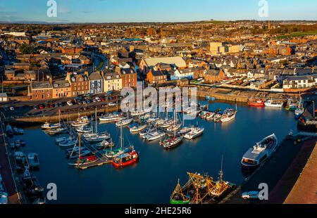 Luftaufnahme von der Drohne des Hafens von Arbroath in Angus, Schottland. VEREINIGTES KÖNIGREICH Stockfoto