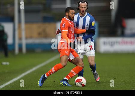 HARTLEPOOL, GROSSBRITANNIEN. JAN 8th CJ Hamilton von Blackpool im Einsatz mit Jamie Sterry von Hartlepool United während des FA Cup-Spiels zwischen Hartlepool United und Blackpool im Victoria Park, Hartlepool, am Samstag, 8th. Januar 2022. (Kredit: Mark Fletcher | MI News) Kredit: MI Nachrichten & Sport /Alamy Live News Stockfoto