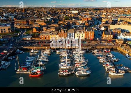 Luftaufnahme von der Drohne des Hafens von Arbroath in Angus, Schottland. VEREINIGTES KÖNIGREICH Stockfoto