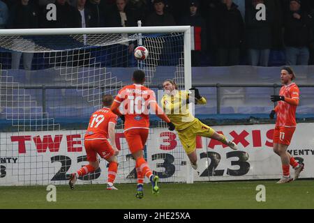 HARTLEPOOL, GROSSBRITANNIEN. JAN 8th Ben Killip von Hartlepool United pariert einen Header während des FA Cup-Spiels zwischen Hartlepool United und Blackpool im Victoria Park, Hartlepool am Samstag, 8th. Januar 2022. (Kredit: Mark Fletcher | MI News) Kredit: MI Nachrichten & Sport /Alamy Live News Stockfoto