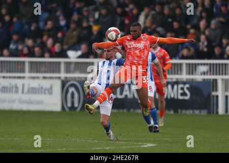 HARTLEPOOL, GROSSBRITANNIEN. JAN 8th Gavan Holohan von Hartlepool United kämpft mit Dujon Sterling von Blackpool während des FA Cup-Spiels zwischen Hartlepool United und Blackpool am Samstag, 8th. Januar 2022 im Victoria Park, Hartlepool. (Kredit: Mark Fletcher | MI News) Kredit: MI Nachrichten & Sport /Alamy Live News Stockfoto