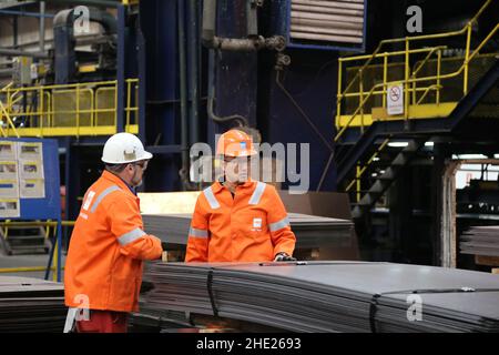 Belgrad, Serbien. 10th Oktober 2019. Ein serbischer Arbeiter (L) spricht mit einem chinesischen Ingenieur bei einer Werkstatt von HBIS Serbien in Smederevo, Serbien, 10. Oktober 2019. Quelle: Shi Zhongyu/Xinhua/Alamy Live News Stockfoto