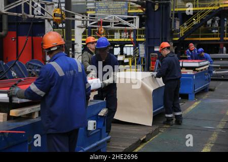 Belgrad, Serbien. 10th Oktober 2019. Serbische Mitarbeiter arbeiten in einer Werkstatt von HBIS Serbia in Smederevo, Serbien, am 10. Oktober 2019. Quelle: Shi Zhongyu/Xinhua/Alamy Live News Stockfoto