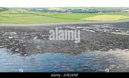 Luftbild mit Blick auf Llanon vom Strand von Llanrhystud, das Meer, den Strand und die Felder. Stockfoto