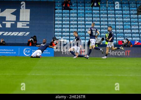 London, Großbritannien. 8th Jan 2022, 8th Januar 2022: The Den, Millwall, London, England; FA Cup 3rd Round Football, Millwall versus Crystal Palace: Benik Afobe von Millwall feiert mit seinen Teamkollegen in 17th Minuten sein Ziel für 1-0 Credits: Action Plus Sports Images/Alamy Live News Stockfoto