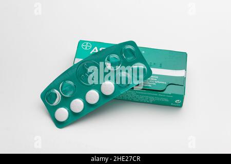ATHEN, GRIECHENLAND - DEZEMBER 30 2021: Aspirin-Pillen in geöffneter grüner Blisterpackung, weißer Hintergrund Stockfoto