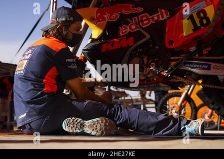 KTM Factory-Teammechaniker, Mecanicien beim Ruhetag der Rallye Dakar 2022 am 8th 2022. Januar in Riad, Saudi-Arabien - Foto: Julien Delfosse/DPPI/LiveMedia Stockfoto