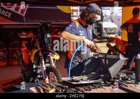 KTM Factory-Teammechaniker, Mecanicien beim Ruhetag der Rallye Dakar 2022 am 8th 2022. Januar in Riad, Saudi-Arabien - Foto: Julien Delfosse/DPPI/LiveMedia Stockfoto