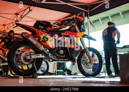 KTM Factory-Teammechaniker, Mecanicien beim Ruhetag der Rallye Dakar 2022 am 8th 2022. Januar in Riad, Saudi-Arabien - Foto: Julien Delfosse/DPPI/LiveMedia Stockfoto