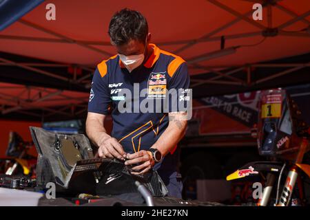 KTM Factory-Teammechaniker, Mecanicien beim Ruhetag der Rallye Dakar 2022 am 8th 2022. Januar in Riad, Saudi-Arabien - Foto: Julien Delfosse/DPPI/LiveMedia Stockfoto