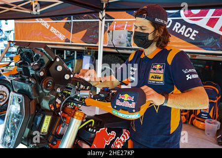 KTM Factory-Teammechaniker, Mecanicien beim Ruhetag der Rallye Dakar 2022 am 8th 2022. Januar in Riad, Saudi-Arabien - Foto: Julien Delfosse/DPPI/LiveMedia Stockfoto