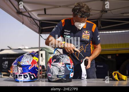 KTM Factory-Teammechaniker, Mecanicien beim Ruhetag der Rallye Dakar 2022 am 8th 2022. Januar in Riad, Saudi-Arabien - Foto: Julien Delfosse/DPPI/LiveMedia Stockfoto