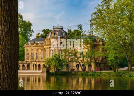 Schöne Nahaufnahme des berühmten Schlosses Monrepos mit Blick auf den Eglosheimer See in Ludwigsburg. Der Palast ist immer noch im Besitz des... Stockfoto