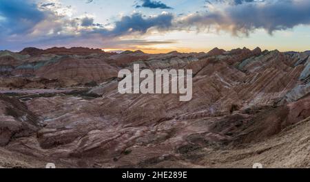 Sonnenaufgang Blick auf Regenbogenberge im Zhangye Danxia National Geopark, Provinz Gansu, China Stockfoto