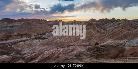 Sonnenaufgang über den Regenbogenbergen im Zhangye Danxia National Geopark, Provinz Gansu, China Stockfoto