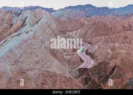 Straße durch Regenbogenberge des Zhangye Danxia National Geopark, Provinz Gansu, China Stockfoto