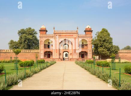 Eingangstor zum Grab von Itmad-Ud-Daulah oder Etimad-ud-Daulah, Agra, Uttar Pradesh, Indien. Auch bekannt als Baby Taj oder Mini Taj. Stockfoto