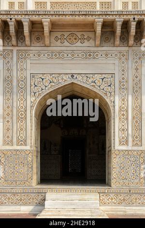 Grab von Itmad-Ud-Daulah oder Etimad-ud-Daulah aus weißem Marmor, Agra, Uttar Pradesh, Indien, Südasien. Auch bekannt als Baby Taj oder Mini Taj. Stockfoto