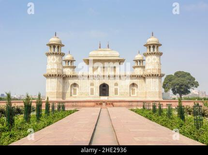 Grab von Itmad-Ud-Daulah oder Etimad-ud-Daulah aus weißem Marmor, Agra, Uttar Pradesh, Indien, Südasien. Auch bekannt als Baby Taj oder Mini Taj. Stockfoto