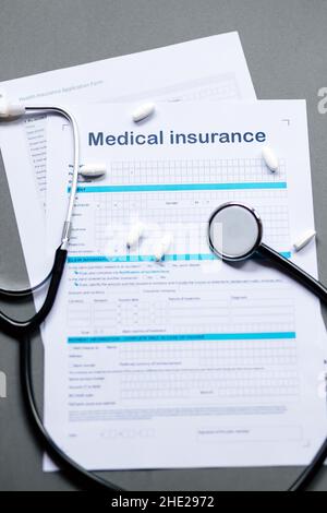 Mann Füllung Krankenversicherung Anwendung Stockfoto